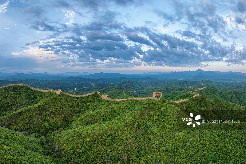 晨曦中的万里长城与漫天云彩图片素材
