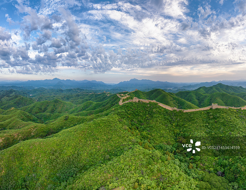 晨曦中的万里长城与漫天云彩图片素材
