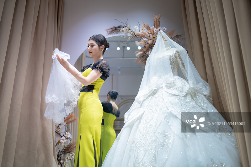 穿着晚礼服的女人 维吾尔族 亚洲人像 东方人像  新疆民街景区图片素材