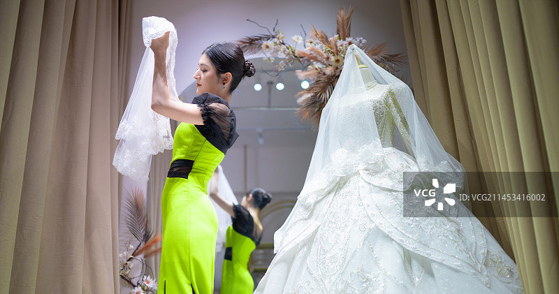 穿着晚礼服的女人 维吾尔族 亚洲人像 东方人像  新疆民街景区图片素材