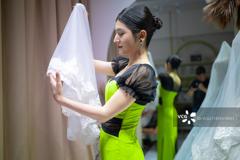 穿着晚礼服的女人 维吾尔族 亚洲人像 东方人像  新疆民街景区图片素材