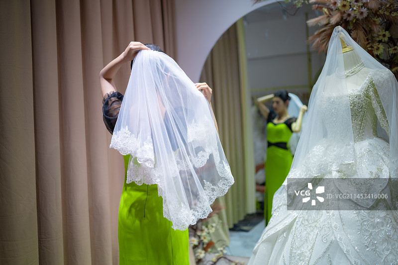 穿着晚礼服的女人 维吾尔族 亚洲人像 东方人像  新疆民街景区图片素材