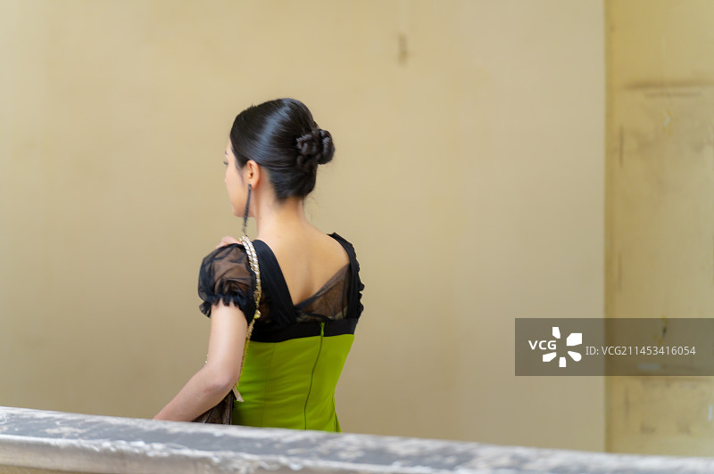 穿着晚礼服的女人 维吾尔族 亚洲人像 东方人像  新疆民街景区图片素材