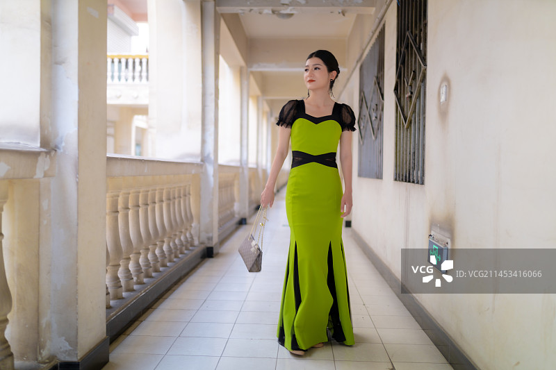 穿着晚礼服的女人 维吾尔族 亚洲人像 东方人像  新疆民街景区图片素材