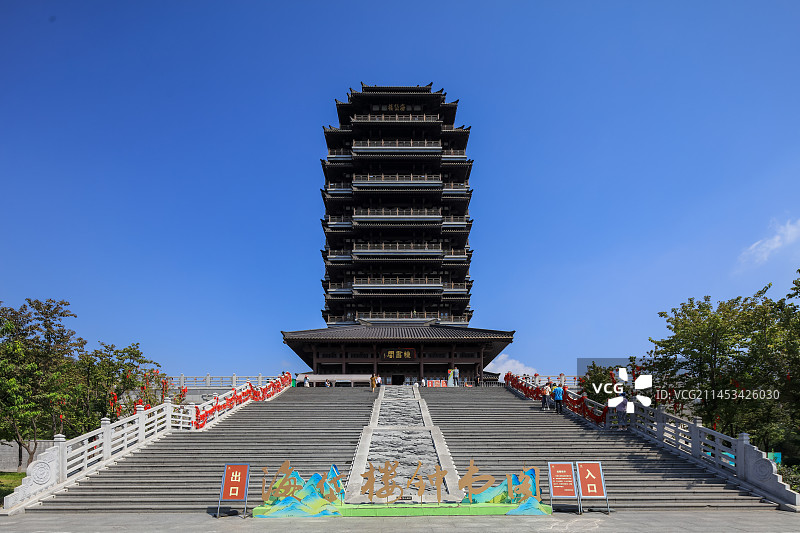 中国山东淄博张店区齐盛湖公园海岱楼图片素材