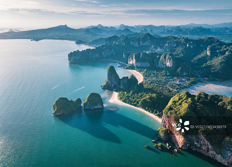 泰国甲米莱雷海滩Railay beach海岸线自然风光航拍图片素材