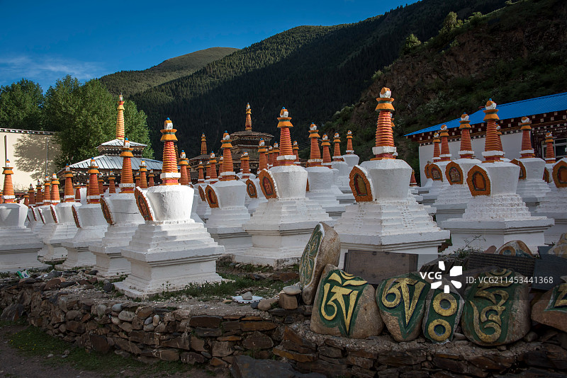 西藏自治区昌都市类乌齐县桑多镇玛尼堆 白塔图片素材