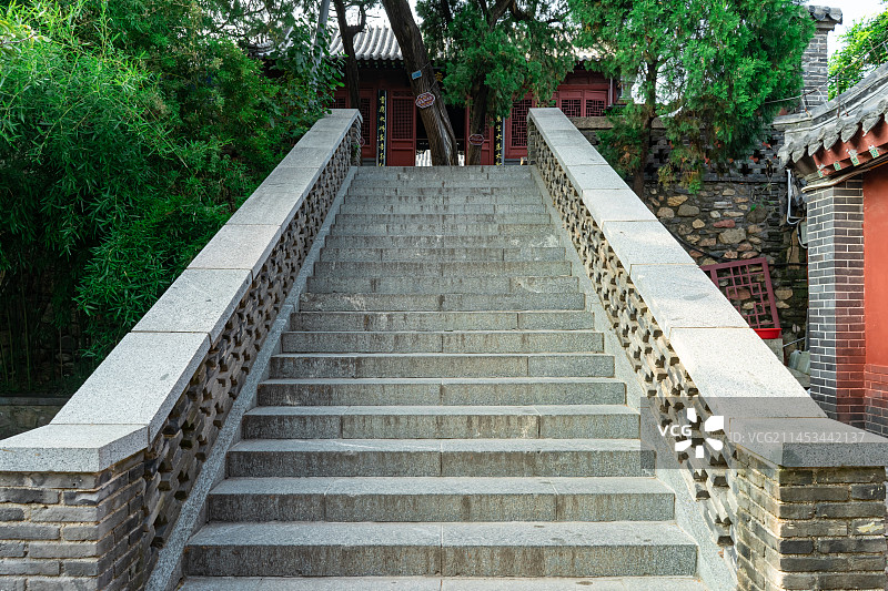 中国地质学拍摄主题，山东泰安泰山风景区红门宫寺庙古代建筑和中式庭院台阶楼梯，户外白昼无人图像摄影图片素材