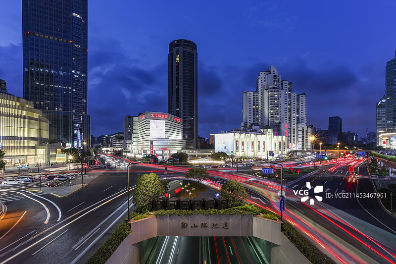 上海徐家汇商圈夜景城市天际线与车流图片素材