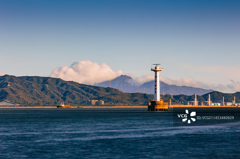 夕阳下蛇口渔港海面上的灯塔图片素材