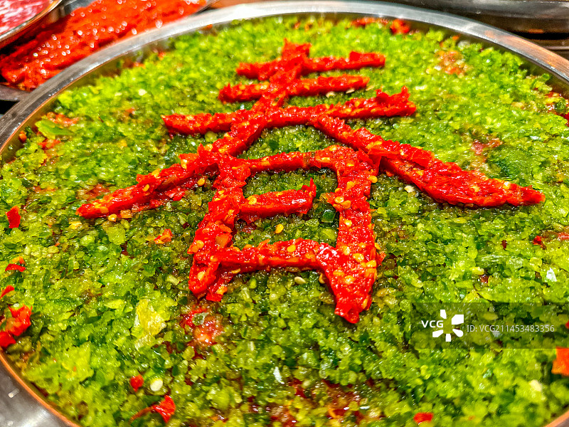 餐桌上辣椒牛肉的高角度视图图片素材