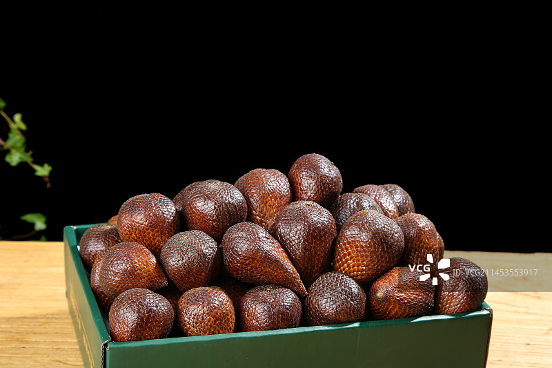 木底上的蛇皮果图片素材