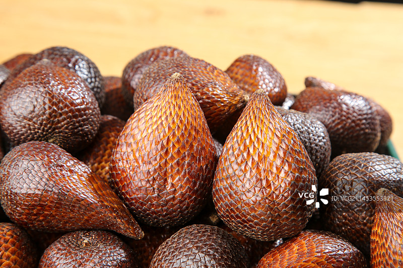 木底上的蛇皮果图片素材