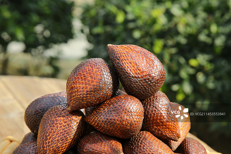 木底上的蛇皮果图片素材