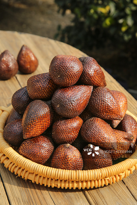 木底上的蛇皮果图片素材