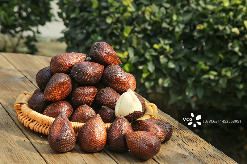 木底上的蛇皮果图片素材