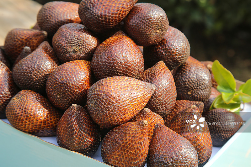 木底上的蛇皮果图片素材