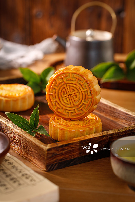 木底上的广式月饼图片素材