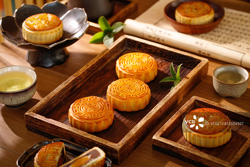 木底上的广式月饼图片素材
