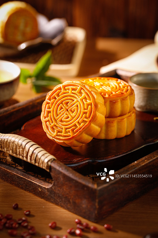 木底上的广式月饼图片素材
