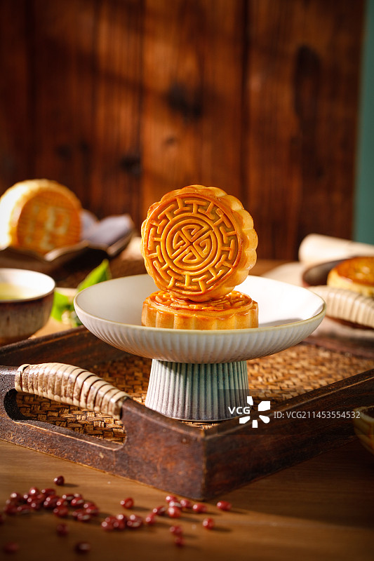 木底上的广式月饼图片素材