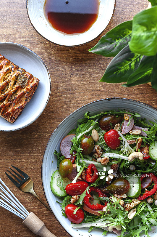 下午茶 早餐 牛肉酥 沙拉 坚果  蔬菜 健康 美味 低卡 运动 美食 静物 特写 俯拍 高视角图片素材