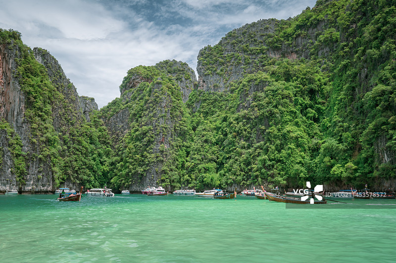 泰国甲米小皮皮岛皮勒天堂湾长尾船岛屿自然风光图片素材