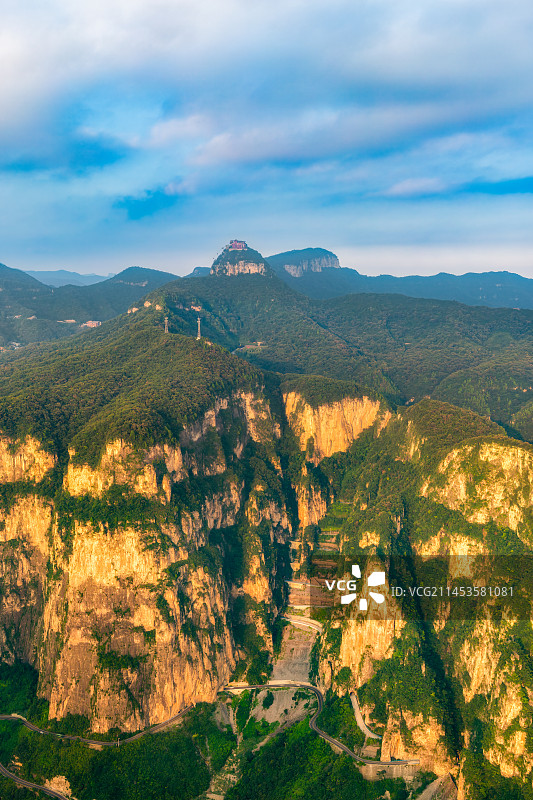 河南省焦作市云台山景区（叠彩洞）乌海线G207国道夏季黄昏时分航拍视角图片素材