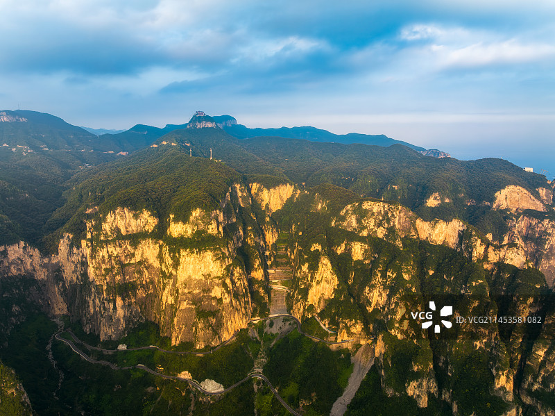 河南省焦作市云台山景区（叠彩洞）乌海线G207国道夏季黄昏时分航拍视角图片素材