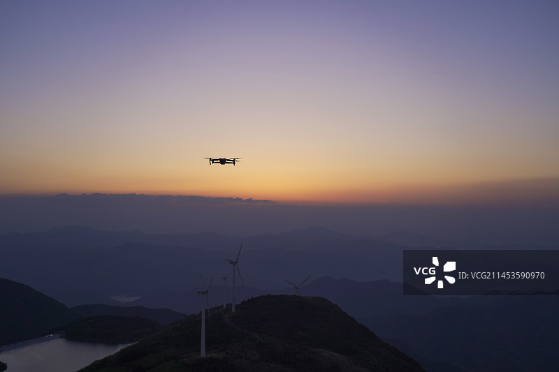 浙江金华东阳东白山山顶夏天傍晚日落用无人机拍摄开阔的群山自然风光图片素材