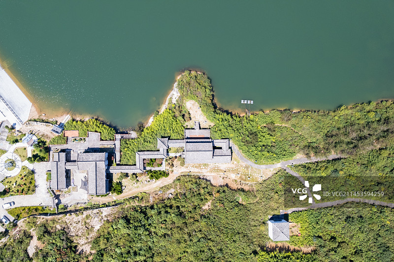 浙江金华东阳东白山天池湖边的中国传统建筑图片素材