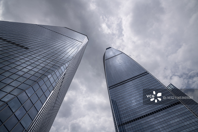 低调视角的东莞城市摩天大楼图片素材