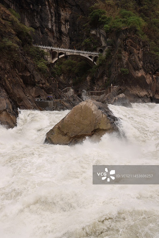丽江虎跳峡湍急的河水图片素材