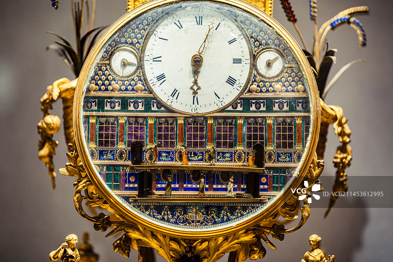 南京博物院清朝英国造铜镀金亭子人物敲钟图片素材