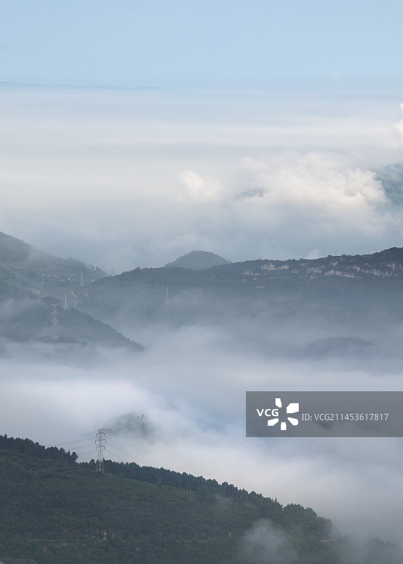 重庆万盛经开区云雾缭绕的山脉图片素材