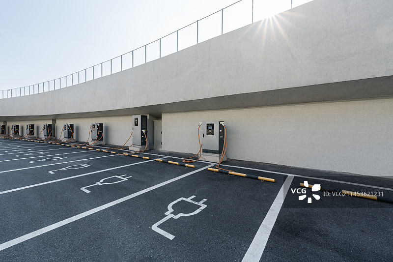 电动汽车充电桩与现代建筑图片素材
