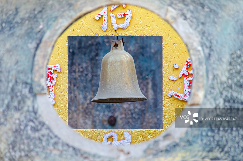 中国山东泰安著名景点泰山旅行旅游，泰山第一行宫岱庙，鼎里的铜铃和招财进宝，户外白昼无人图像摄影图片素材