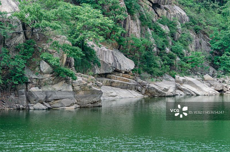 中国山东泰安泰山东汉御道风景区，绿色森林山脉和绿松石色未央湖水库湖泊和陡峭悬崖，户外白昼无人图像摄影图片素材