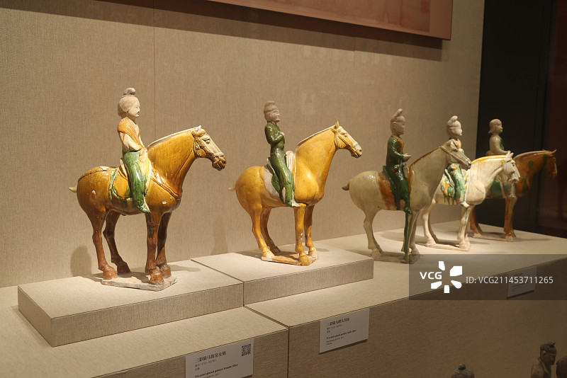 河南博物院唐三彩骑马甬图片素材