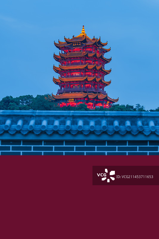武汉网红地铁口的黄鹤楼夜景图片素材