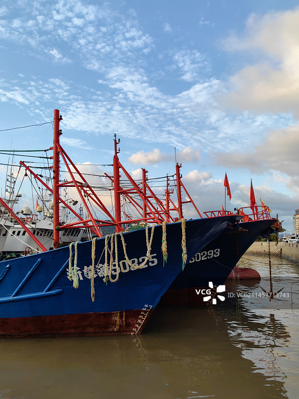 停泊在港口码头的渔船图片素材