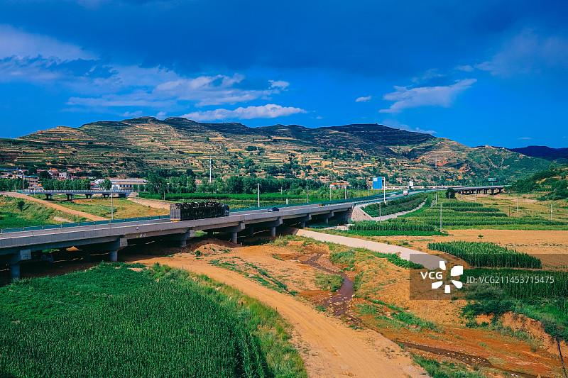 陇山地貌图片素材