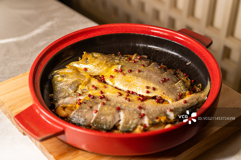 红胡椒煎焗大黄鱼图片素材
