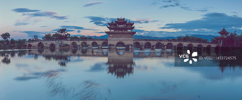 云南建水古老的双龙桥图片素材