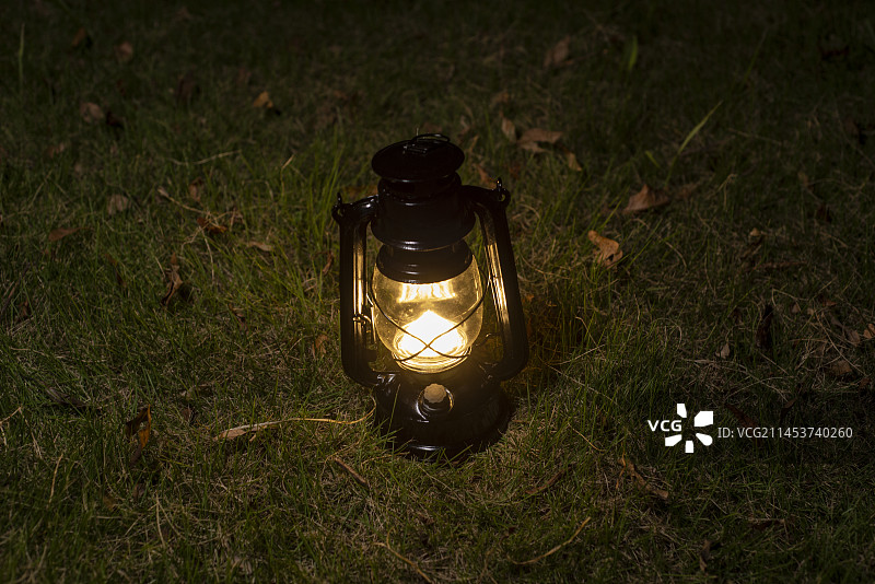 铁艺马灯，太阳能煤油灯，LED露营灯图片素材