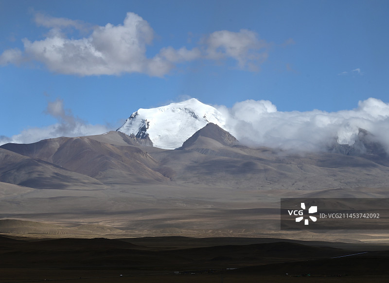 西藏日喀则岗巴县的蓝天下远观世界第三雪山干城章嘉峰图片素材