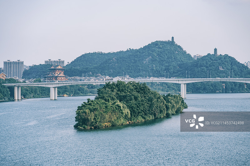 广西柳州山水风光-萝卜洲与蟠龙山图片素材