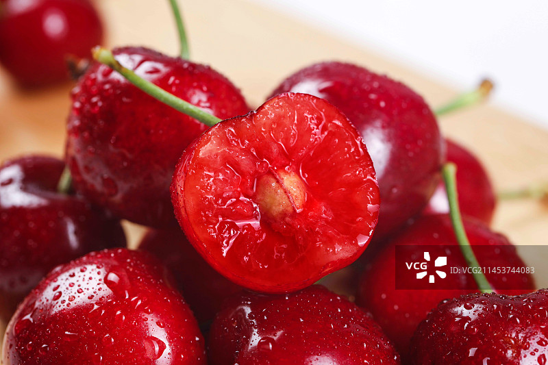 浅底上的美早大樱桃图片素材