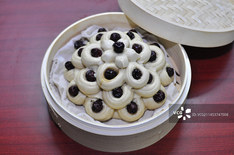 中国北方地区春节蒸制的面点枣花馍图片素材