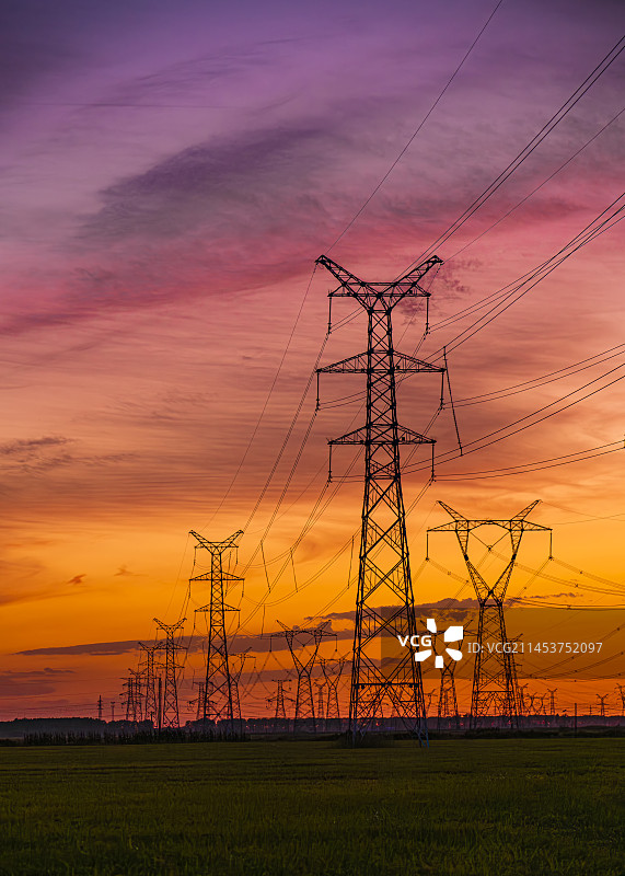 晚霞中的输电塔图片素材